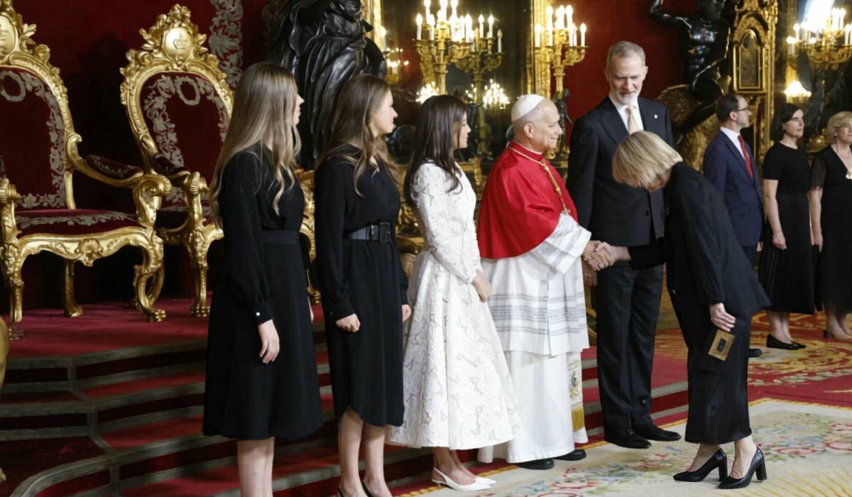 La alcaldesa de Jerez saluda al Papa en el Salón del Trono del Palacio Real