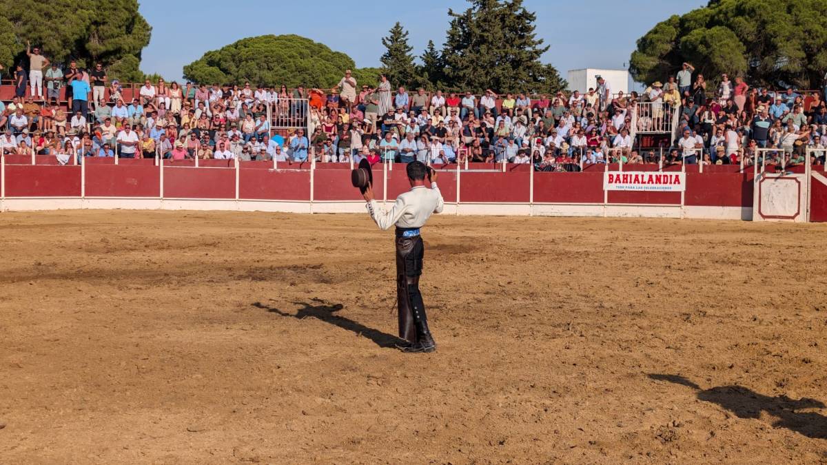 La primera corrida de toros en Conil tras 17 años: manifestantes en la puerta y lleno en la plaza