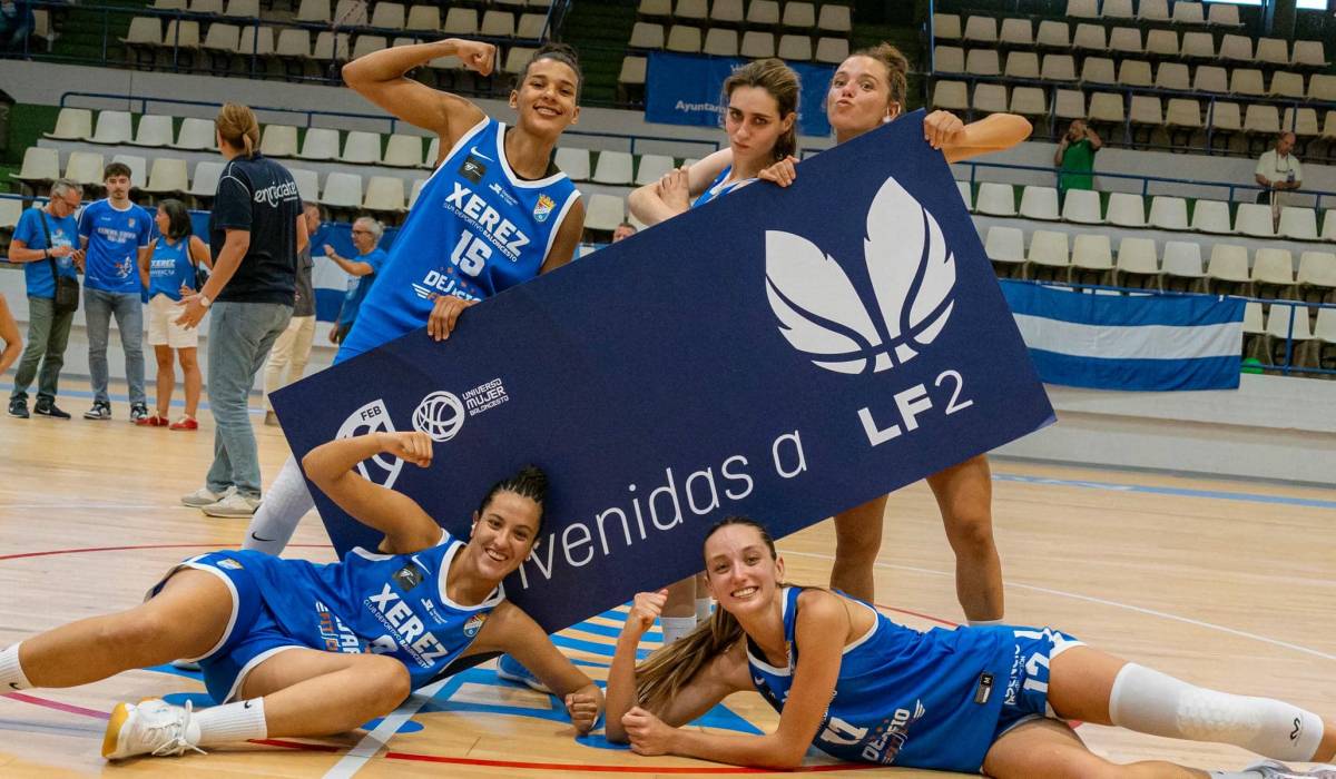 Celebración de las chicas del Xerez CD Baloncesto tras ascender