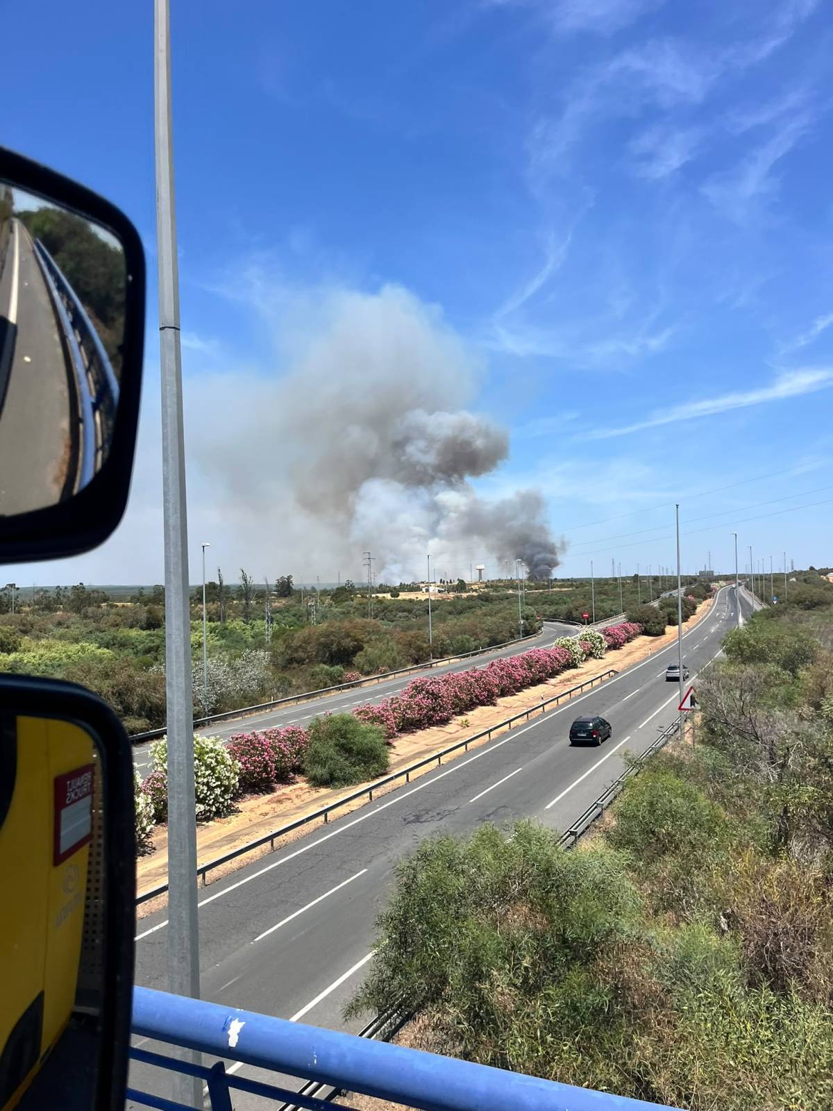 Vista del incendio desde una carretera cercana. - Vista del incendio desde una carretera cercana.