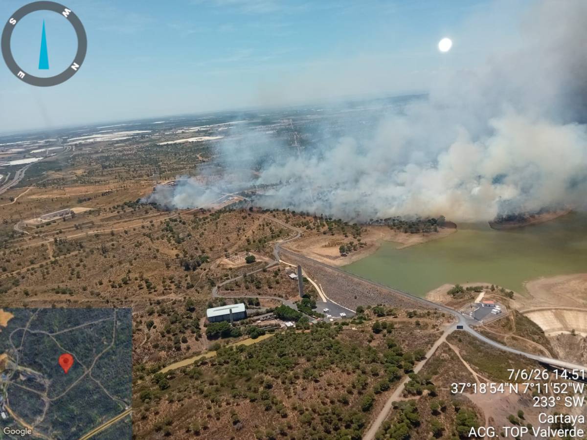 Un incendio con amplio despliegue de Infoca en Lepe obliga a desalojar a 115 niños de un camping: trasladados a un centro de mayores