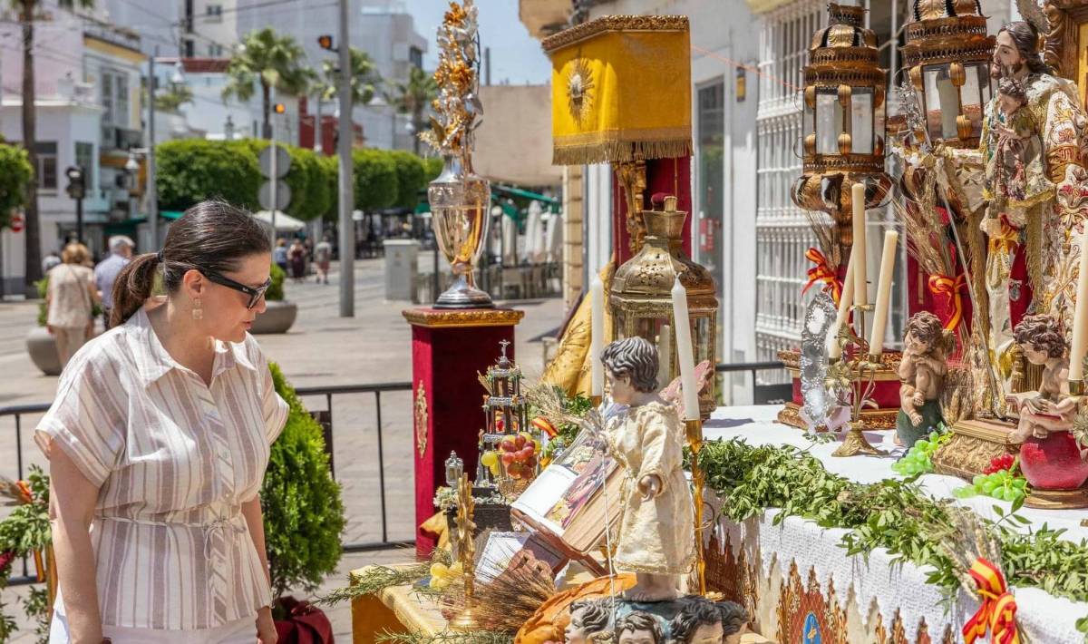 Patricia Cavada, alcaldesa de San Fernando, durante la visita matinal a los altares del Corpus - Patricia Cavada, alcaldesa de San Fernando, durante la visita matinal a los altares del Corpus