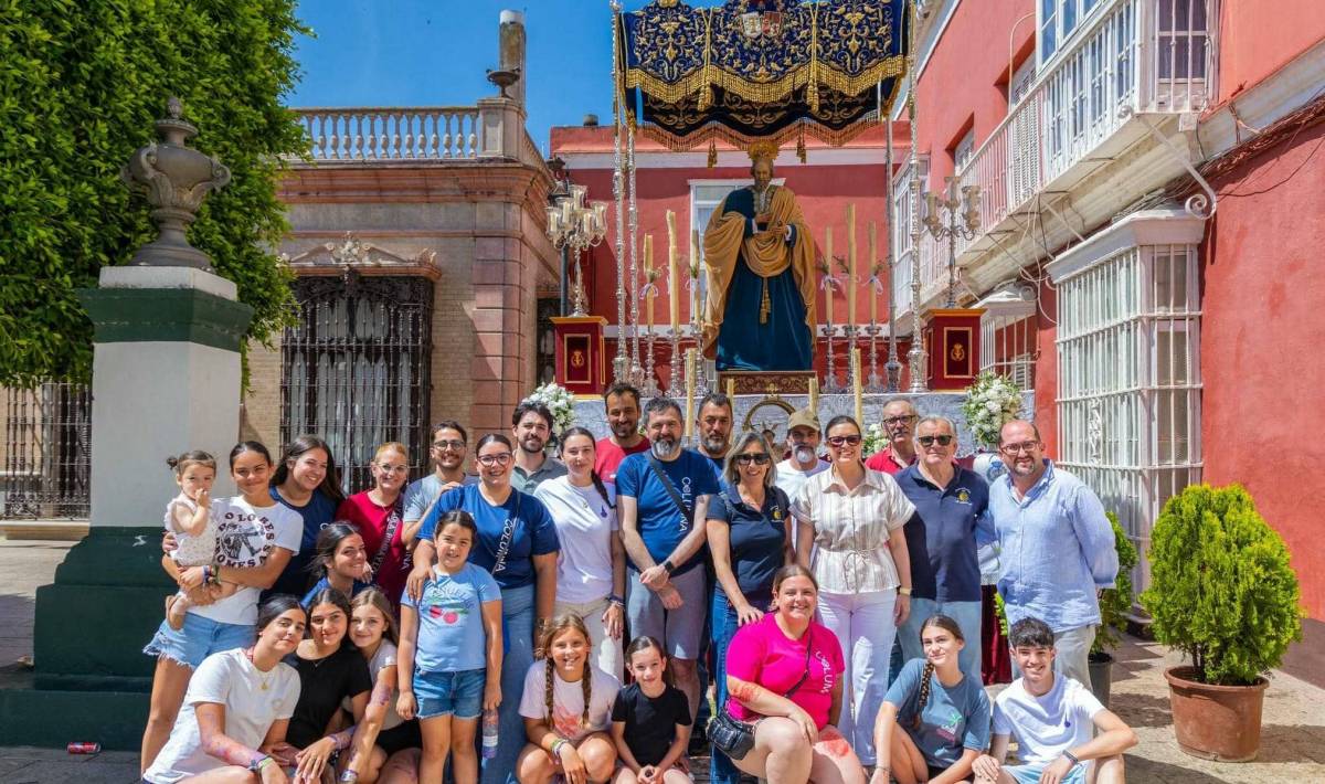 San Fernando vive de lleno el Corpus: altares, alfombras, premiados y una estampa histórica de la Virgen del Carmen
