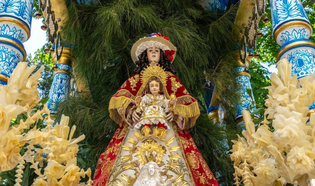 Altar de culto para el Corpus en San Fernando, con la imagen pastora de la Virgen del Rocío - Altar de culto para el Corpus en San Fernando, con la imagen pastora de la Virgen del Rocío