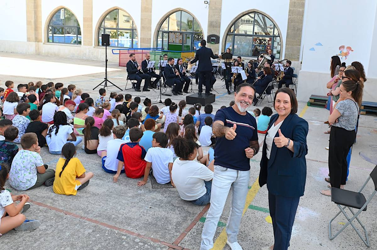 Decenas de alumnos del CEIP Isabel La Católica disfrutan de cerca de la música de la Banda Municipal de Jerez
