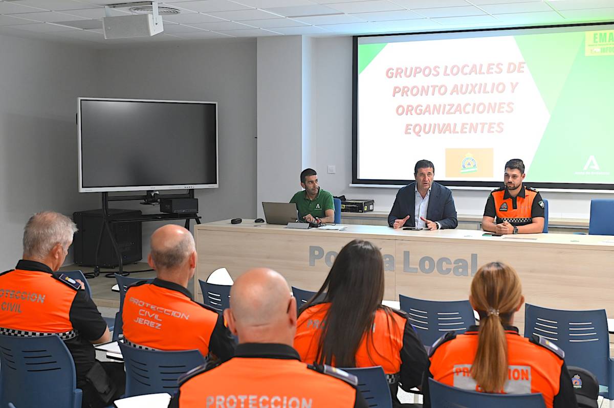 Policías y Protección Civil de Jerez reciben formación de los especialistas en incendios forestales de Andalucía