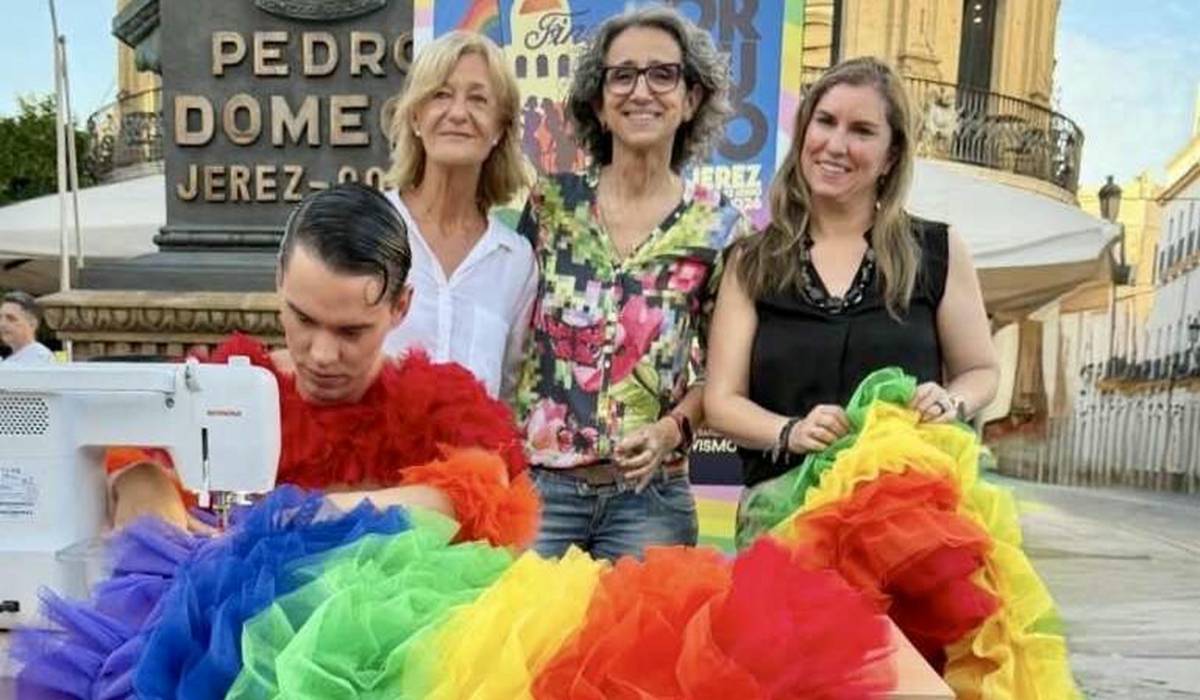 Carmen Pina y Susana Sánchez Toro junto a José Perea, mientras cose la bandera del Orgullo de Jerez - Carmen Pina y Susana Sánchez Toro junto a José Perea, mientras cose la bandera del Orgullo de Jerez