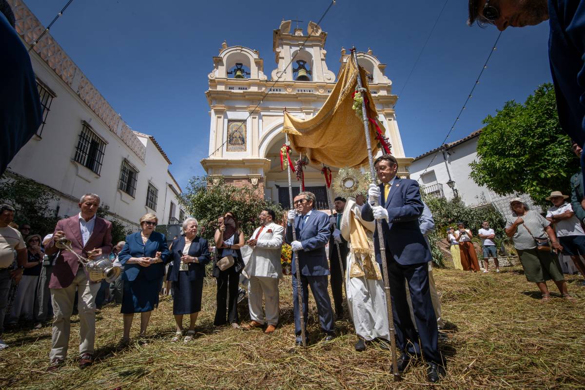 Zahara de la Sierra celebra su histórico Corpus Christi entre flores, altares y trabajo vecinal