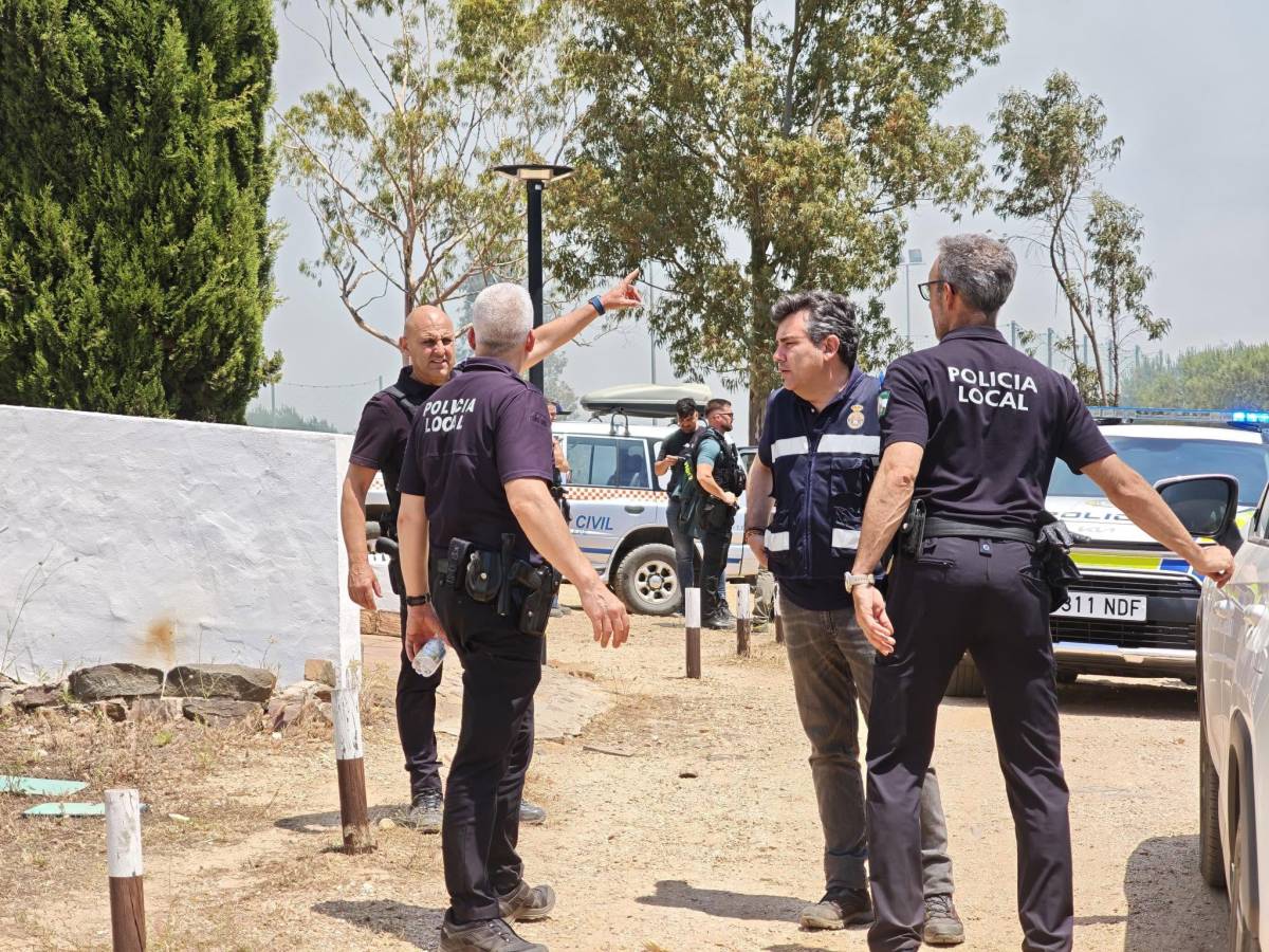 Intervención en Lepe ante el incendio forestal junto a un camping.