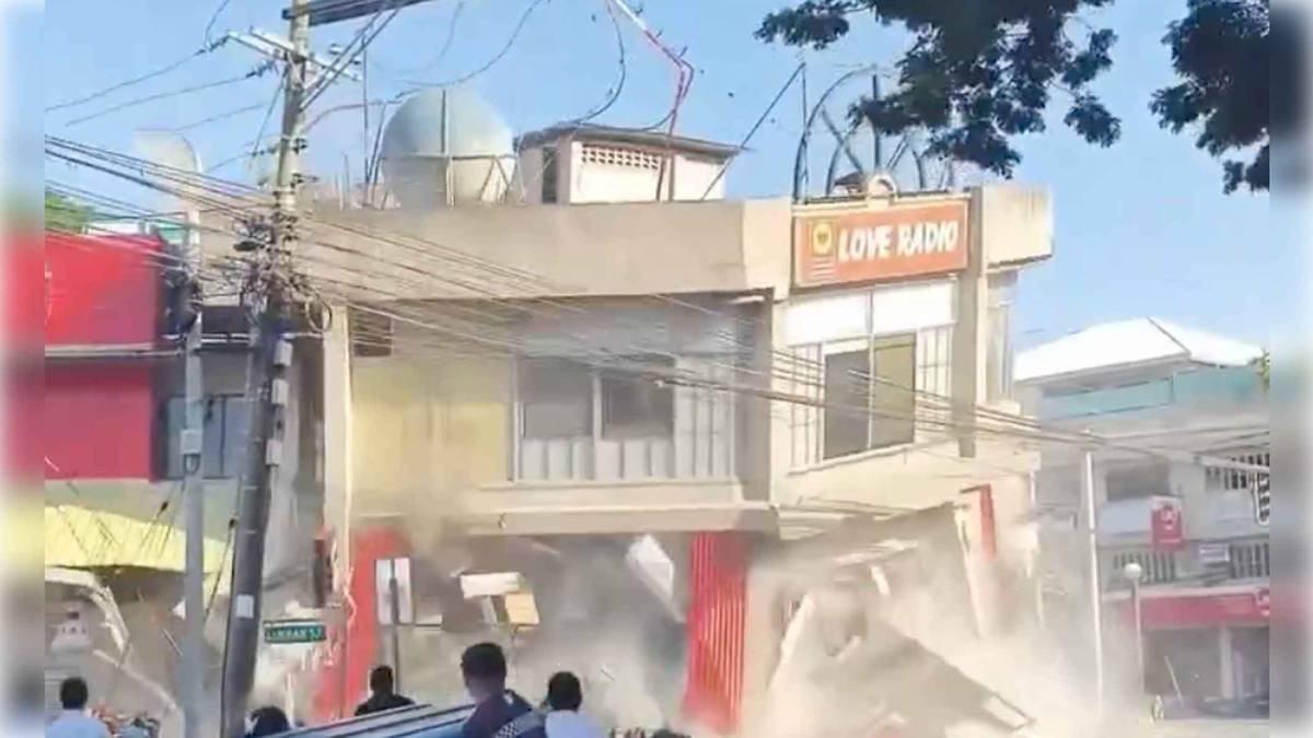 Edificios derribados, al menos tres víctimas y alertas de tsunami: un terremoto de magnitud 7,8 sacude Filipinas
