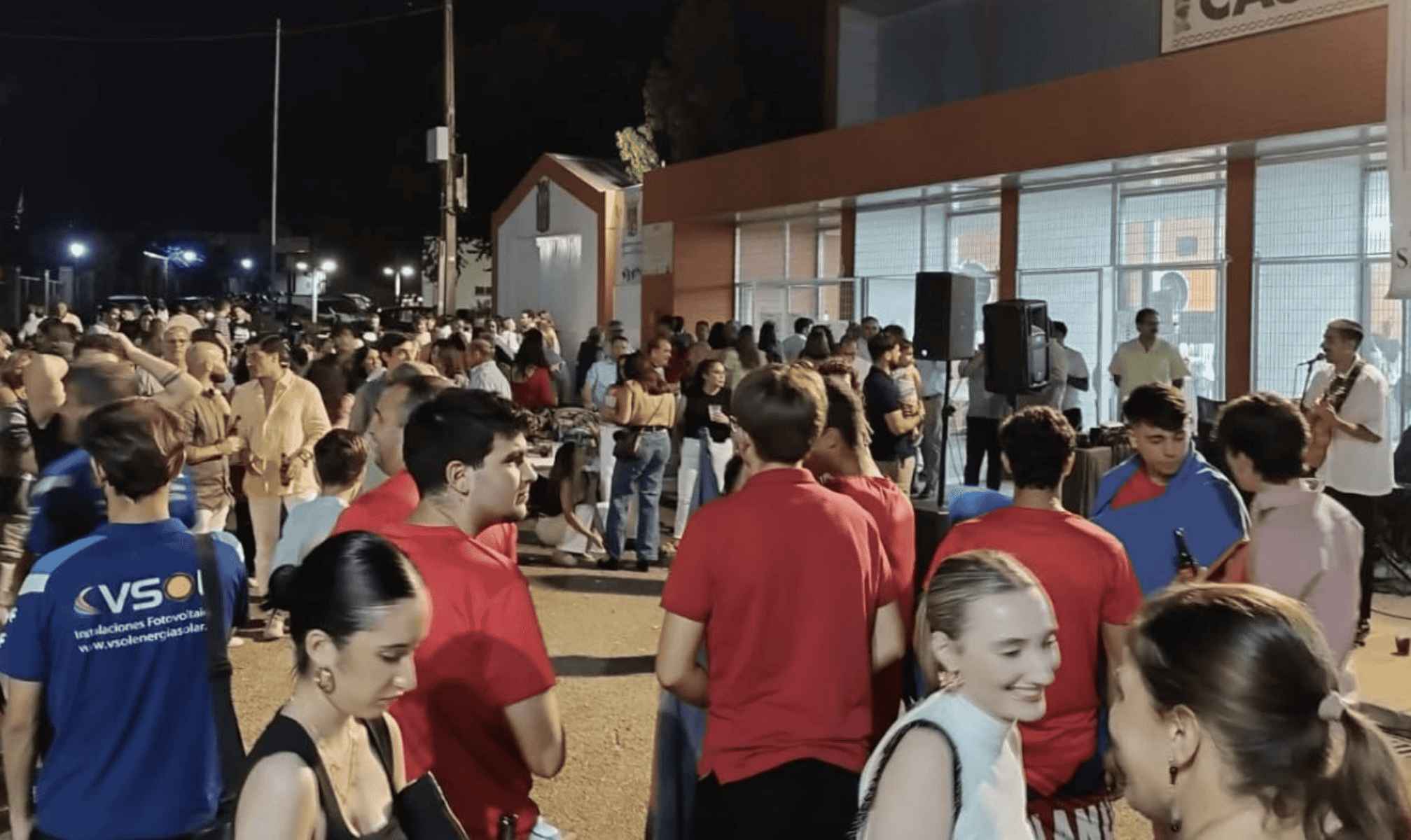 Ambiente en Villanueva del Ariscal en el `Concurso de la caca de la vaca`.