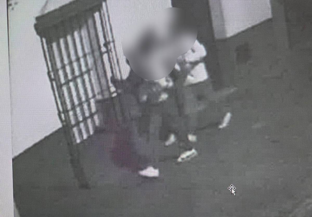 Tres jóvenes que volvían de fiesta con gas de la risa agreden brutalmente y sin motivo a un hombre de 80 años en Los Palacios