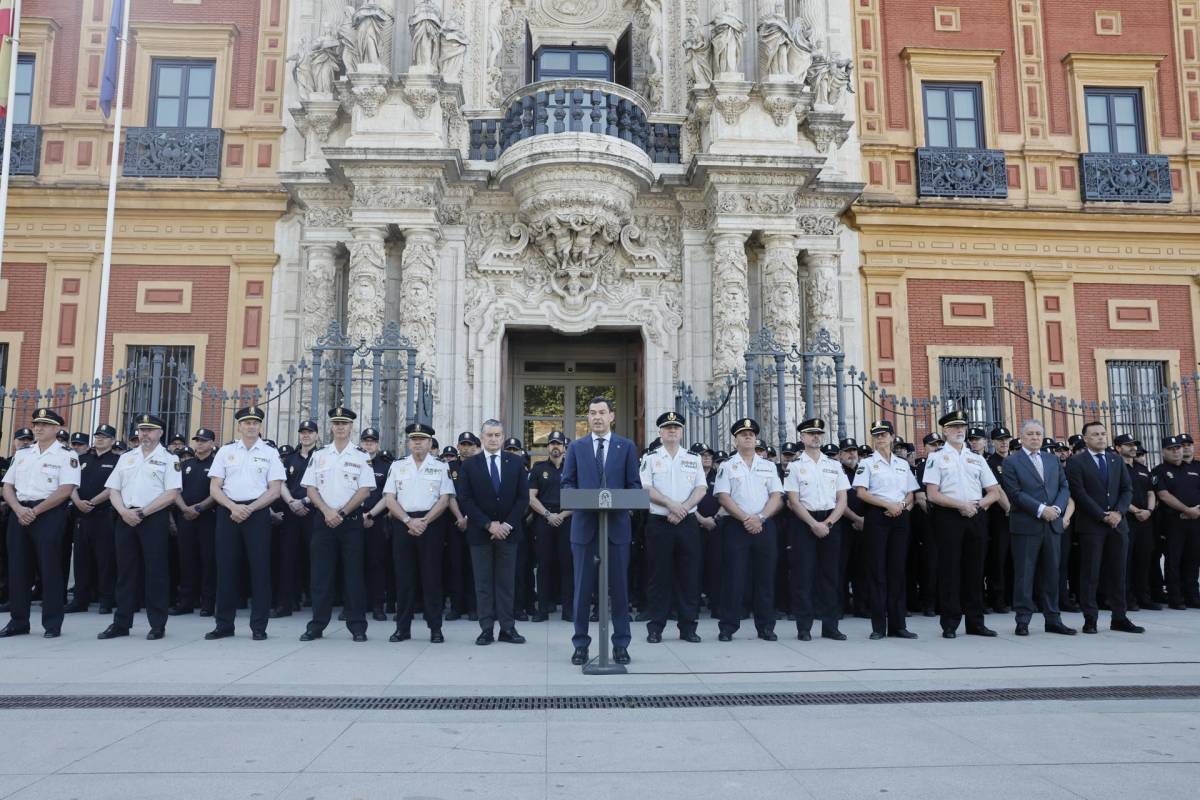Moreno da la bienvenida a 159 nuevos policías adscritos a Andalucía, pero avisa a Interior: 