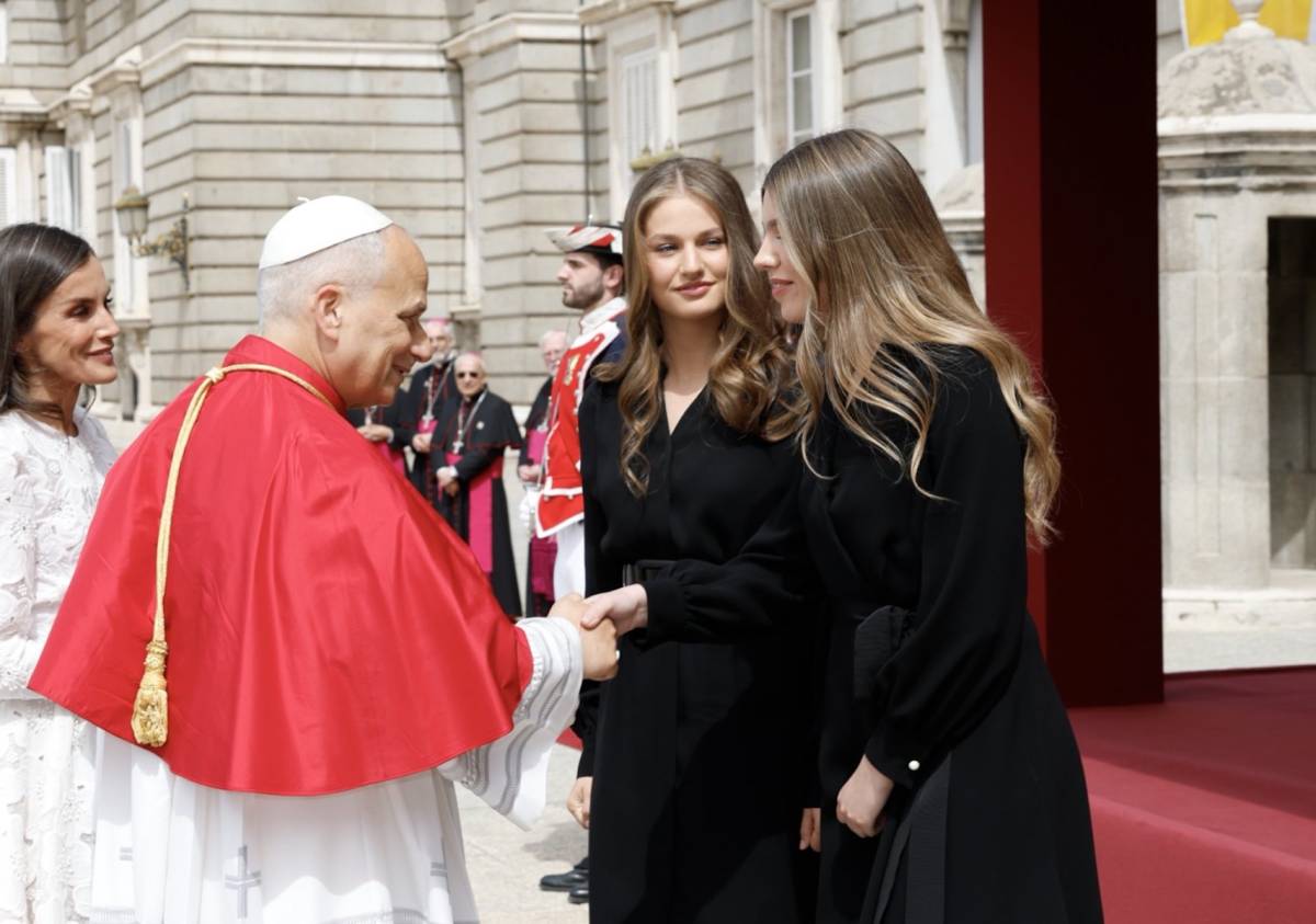 Leonor y Sofía, del acto institucional con el Papa a bailar y cantar en el concierto de Bad Bunny en Madrid