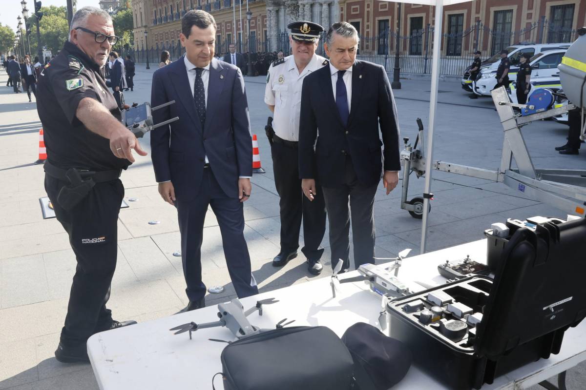 Moreno y Sanz supervisan material que usa la Policía Nacional Adscrita a Andalucía. - Moreno y Sanz supervisan material que usa la Policía Nacional Adscrita a Andalucía.