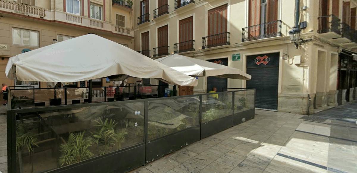 Apuñalado tres veces un camarero de 19 años mientras trabajaba en un bar del centro de Málaga