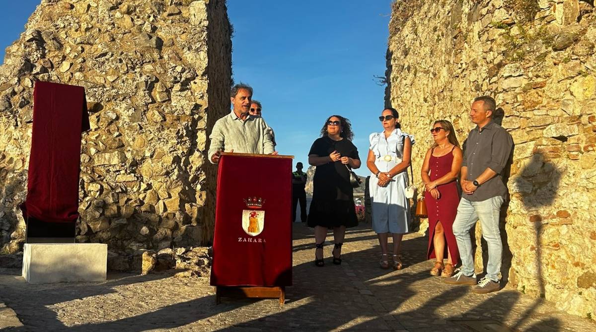 Luis Cobos, hablando tras darle nombre al Arco de la Villa de Zahara.