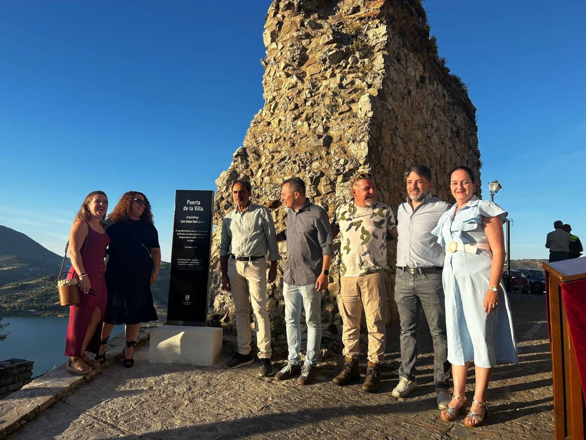 Zahara de la Sierra dedica el Arco de la Villa al arqueólogo Luis Cobos por su labor 
