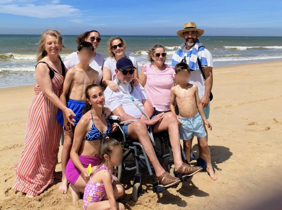 Un sevillano con ELA cumple su deseo: vuelve a la playa donde fue feliz junto a su familia