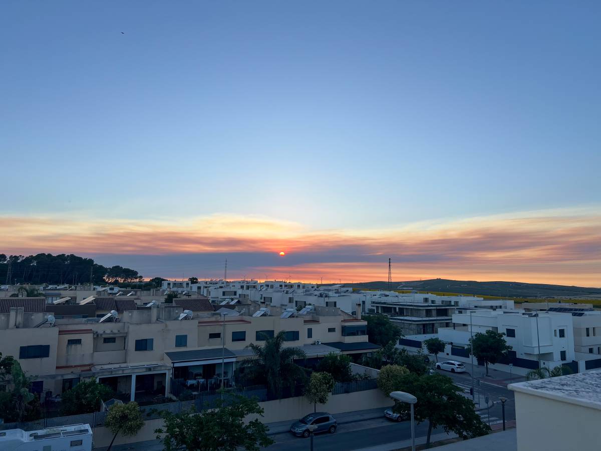 Así se ve desde Jerez la impresionante nube de humo del incendio de Huelva: 365 personas desalojadas