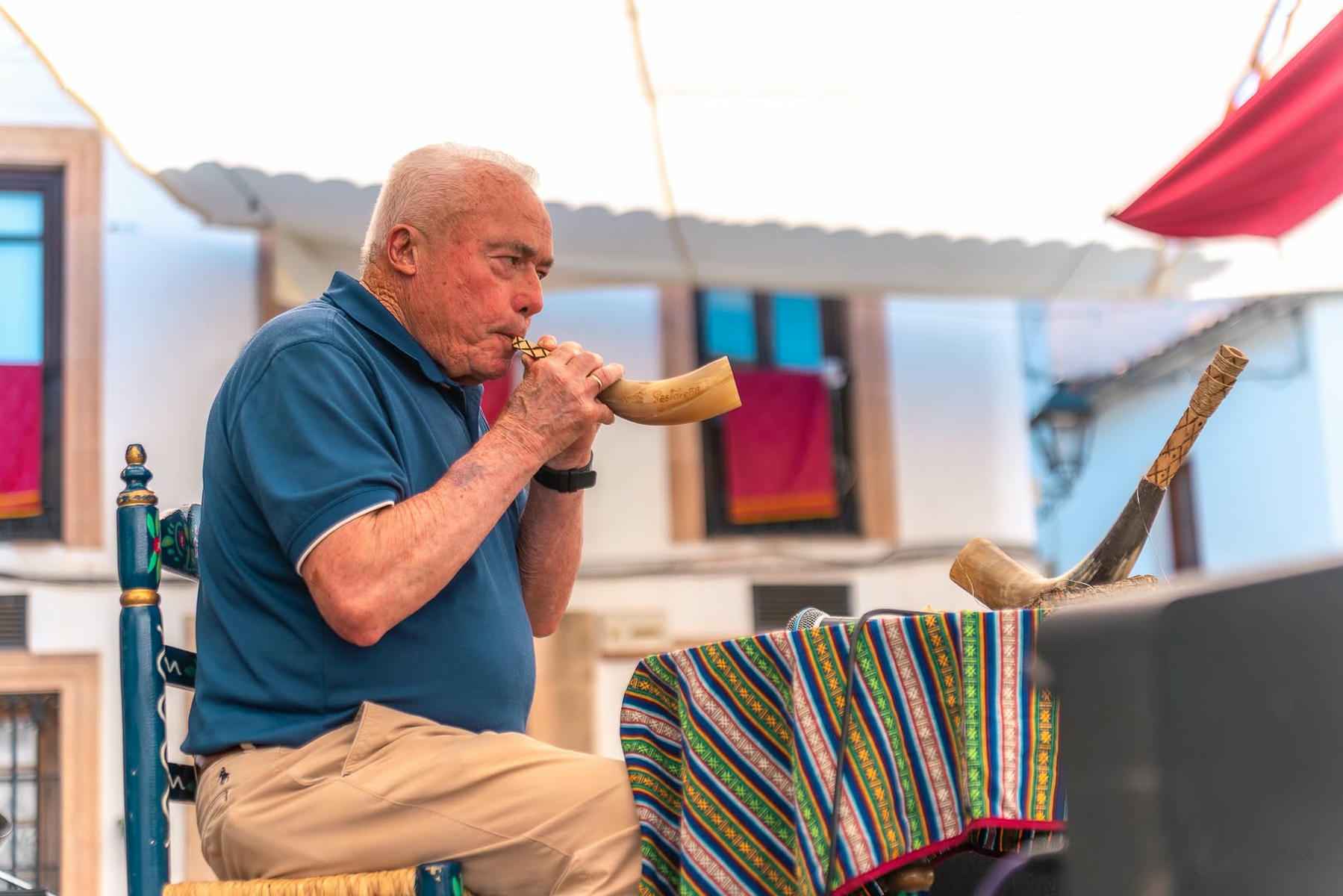 Un vecino tocando la gaita de El Gastor. - Un vecino tocando la gaita de El Gastor.