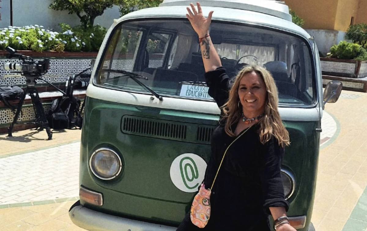 La maestra de El Puerto que enseña con magia lleva sus talleres a la televisión pública: 
