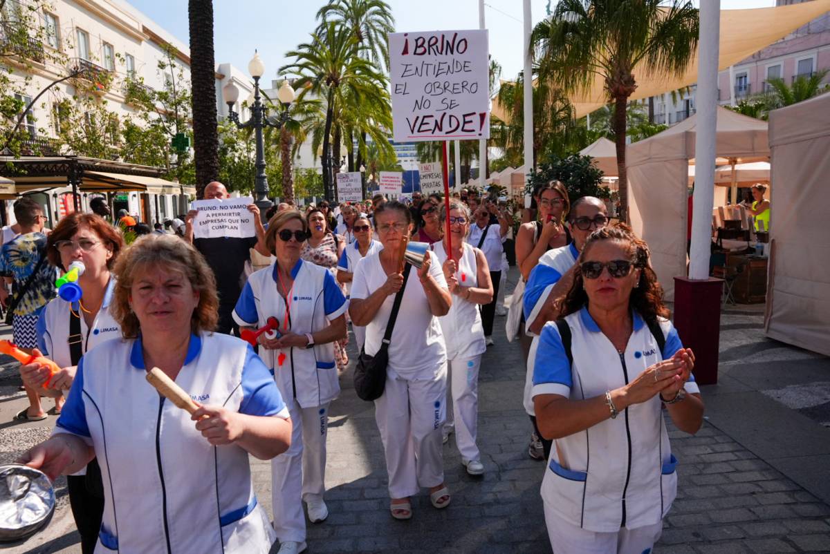 La contrata de la discordia: la plantilla de limpieza de Cádiz exige blindar sus salarios frente a la nueva UTE