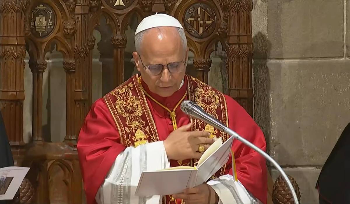 El Papa León XIV llega a la Catedral de Barcelona arropado por miles de fieles