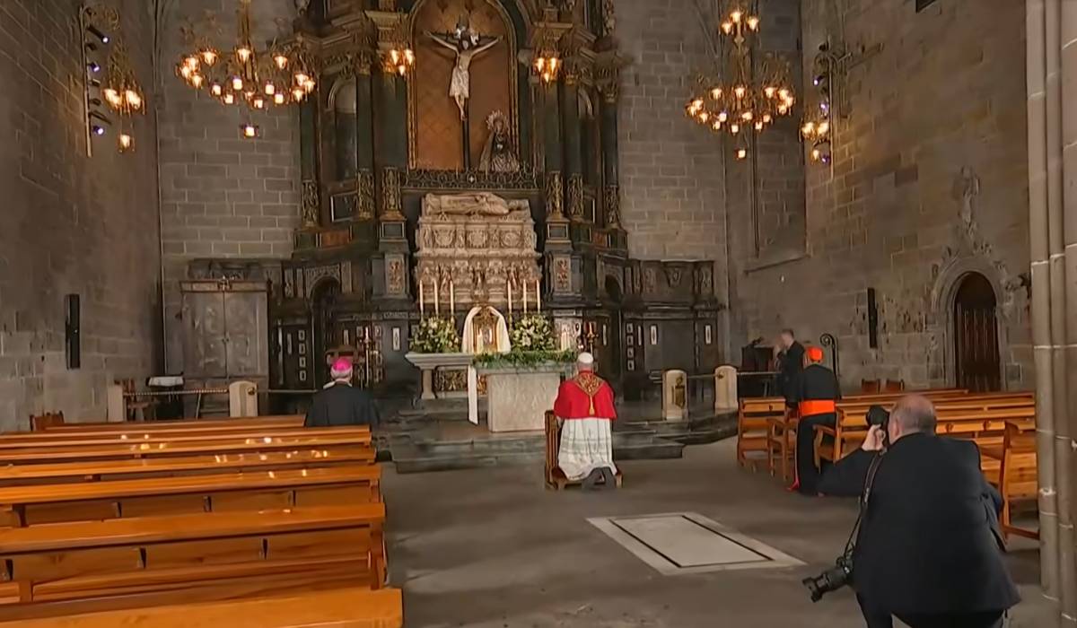 El Papa León XIV llega a la Catedral de Barcelona arropado por miles de fieles