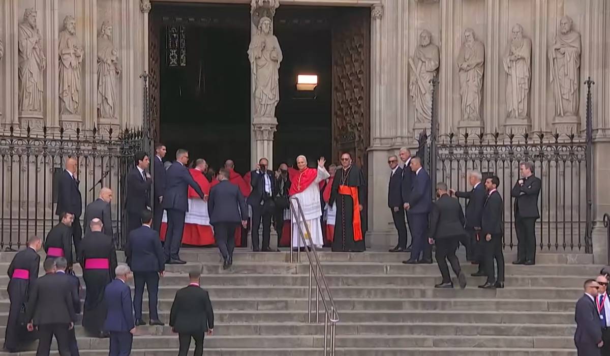 El Papa León XIV llega a la Catedral de Barcelona arropado por miles de fieles
