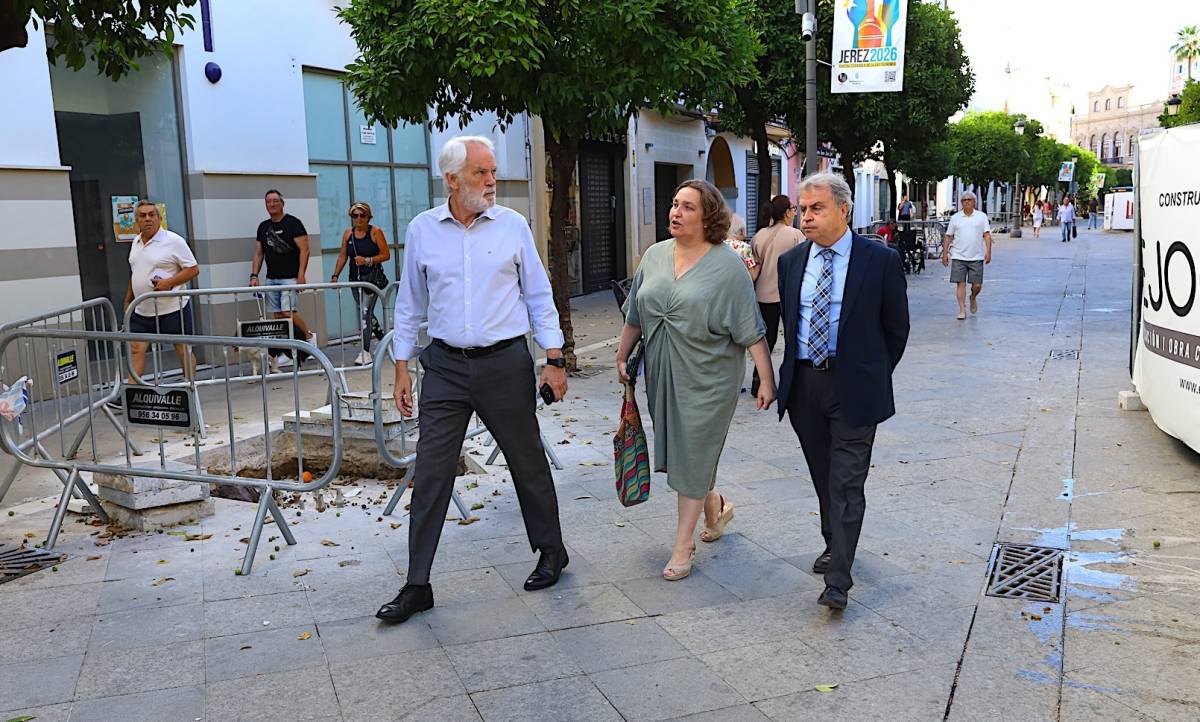 Agustín Muñoz, Belén de la Cuadra y Antonio Real, en la calle Larga. - Agustín Muñoz, Belén de la Cuadra y Antonio Real, en la calle Larga.