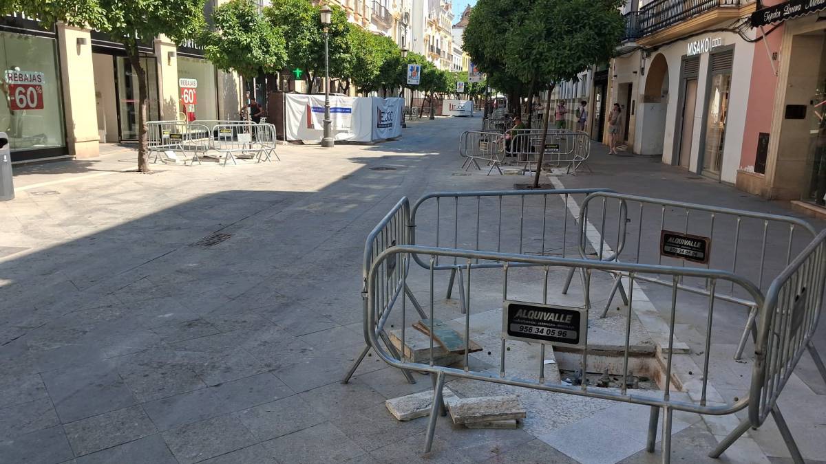 La calle Larga de Jerez, más cerca de tener 1.500 metros cuadrados de toldos para ganar sombra este verano