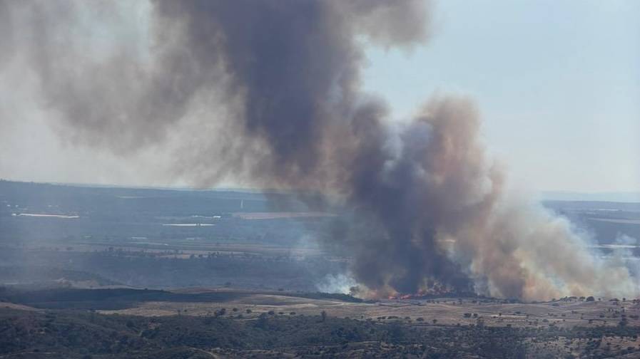 El incendio de Huelva arrasa ya más de 3.600 hectáreas, corta una carretera y mantiene a cientos de vecinos desalojados
