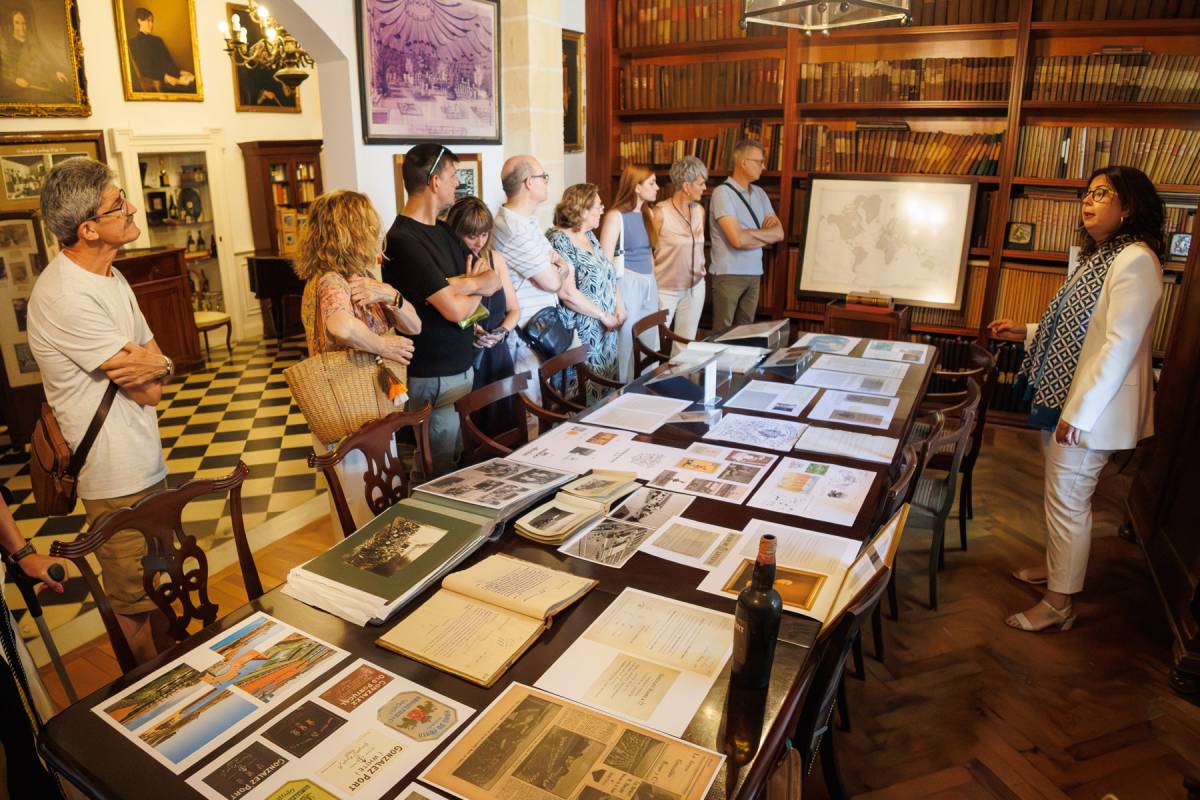 La mesa llena de documentos sobre la historia de las bodegas González Byass