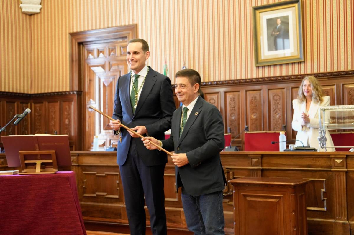 Juan Latorre sucede a Paco Reyes como presidente de la Diputación de Jaén y anuncia una oficina de captación de empresas