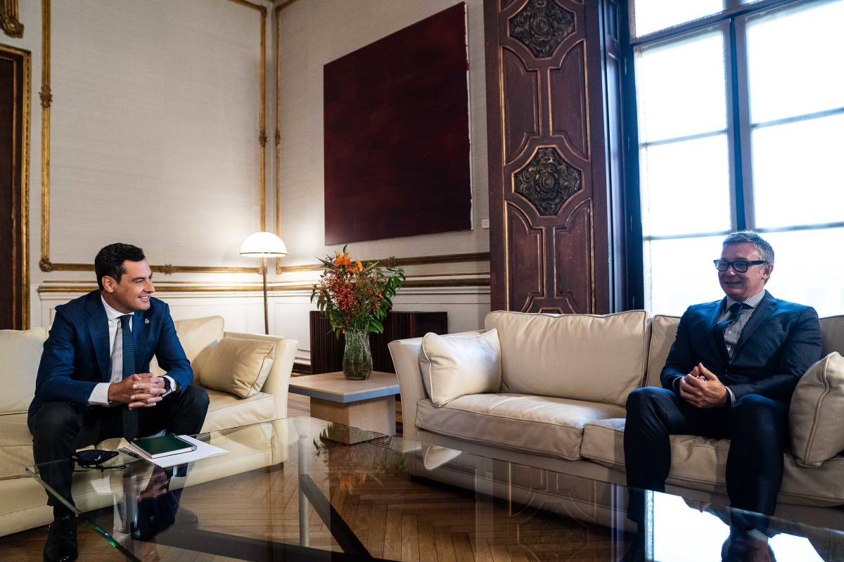 Juanma Moreno y Manuel Gavira, en una ronda de portavoces parlamentarios. - 