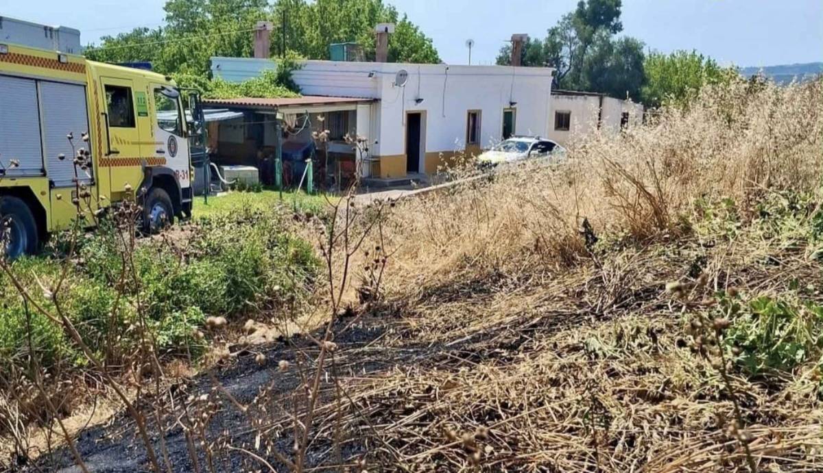 Extinguido el incendio en el Jerez rural que amenazaba con propagarse a viviendas de El Torno