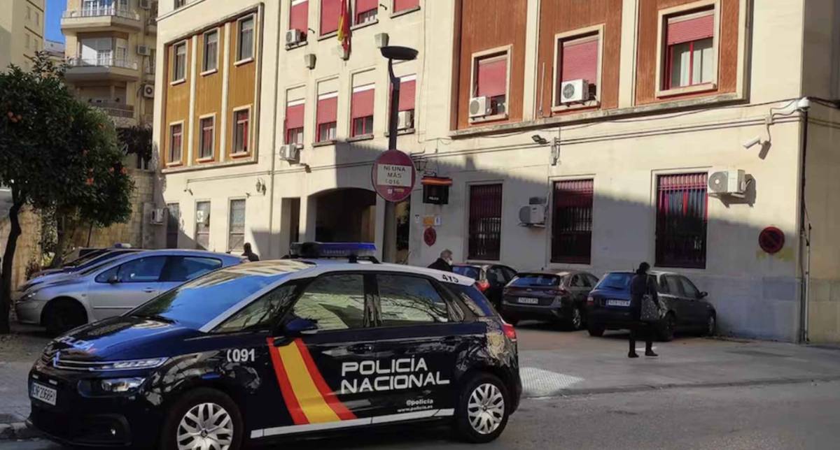 Llamadas de madrugada y regalos de lujo: detenida una profesora en Jaén por mantener una relación con un alumno de 14 años