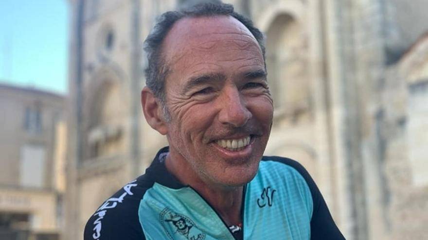 Un enfermo de ELA llega a Sevilla tras recorrer 930 kilómetros en bici para exigir que se aplique la Ley aprobada en 2024