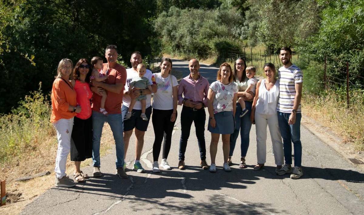Representantes del Ayuntamiento de Benamahoma junto a las familias protagonistas de esta iniciativa con los más pequeños - Representantes del Ayuntamiento de Benamahoma junto a las familias protagonistas de esta iniciativa con los más pequeños