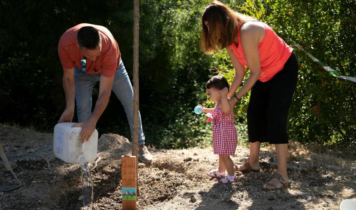 Ocho años plantando vida de camino al colegio: Los pequeños Claudia y Enzo suman dos nuevos árboles en Benamahoma