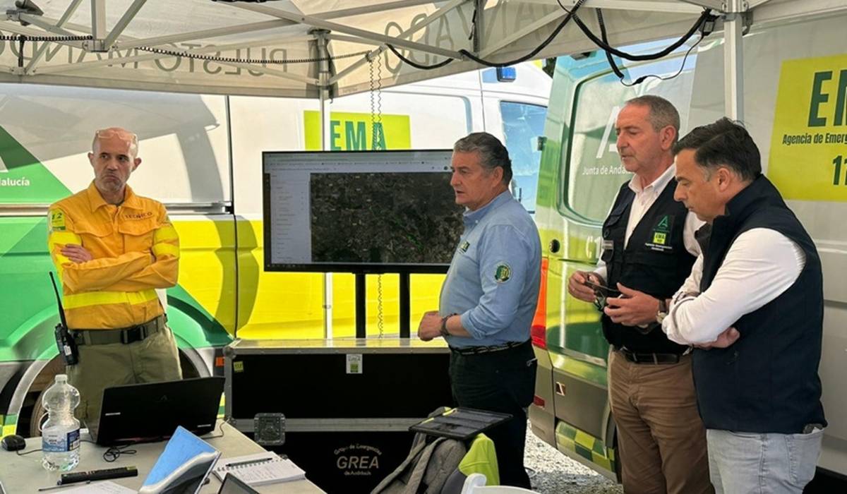 Antonio Sanz y operativos de Infoca trabajando desde el Puesto de Mando en Huelva - Antonio Sanz y operativos de Infoca trabajando desde el Puesto de Mando en Huelva