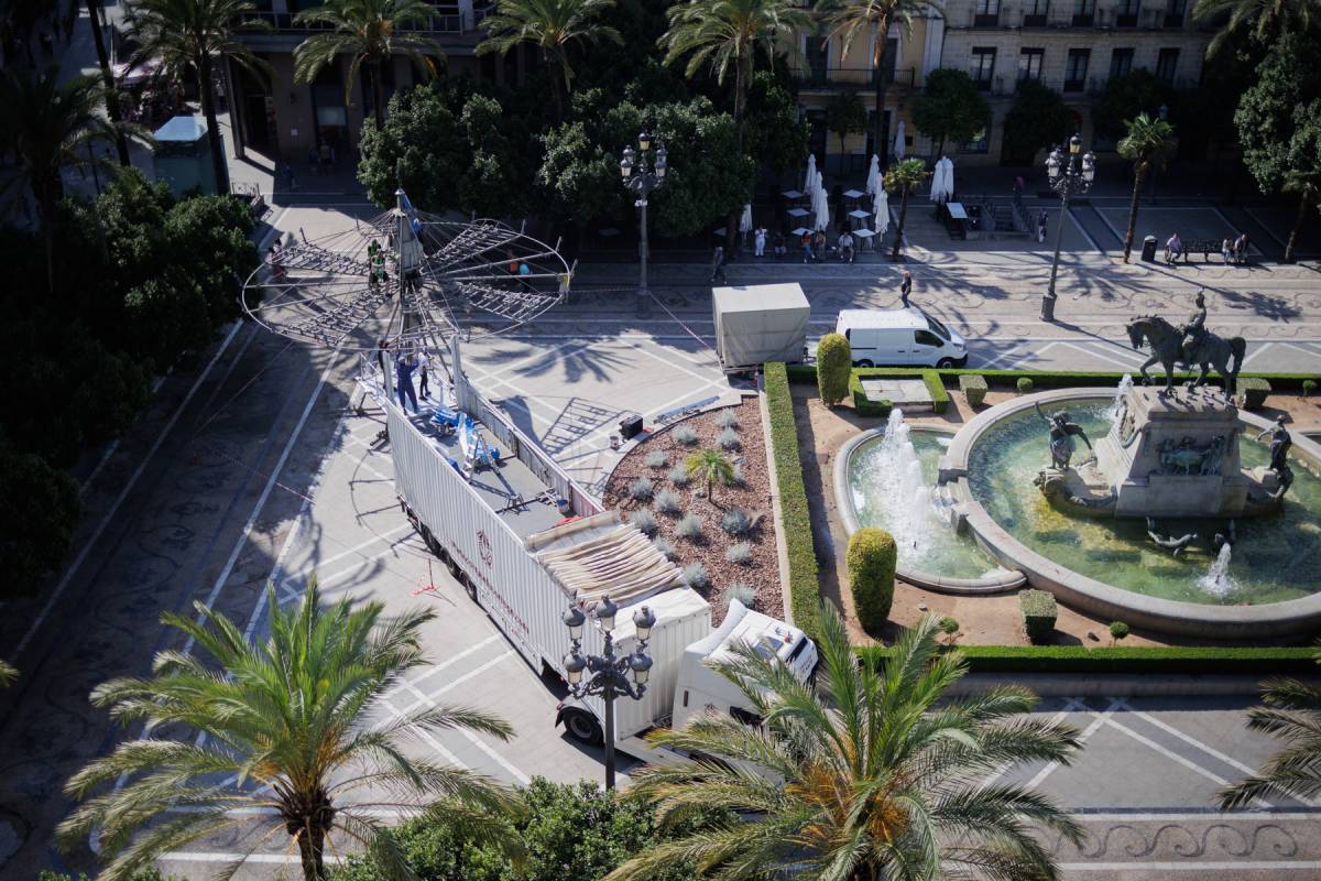 El carrusel de época regresa al corazón de Jerez: la imagen aérea de su montaje en la plaza del Arenal