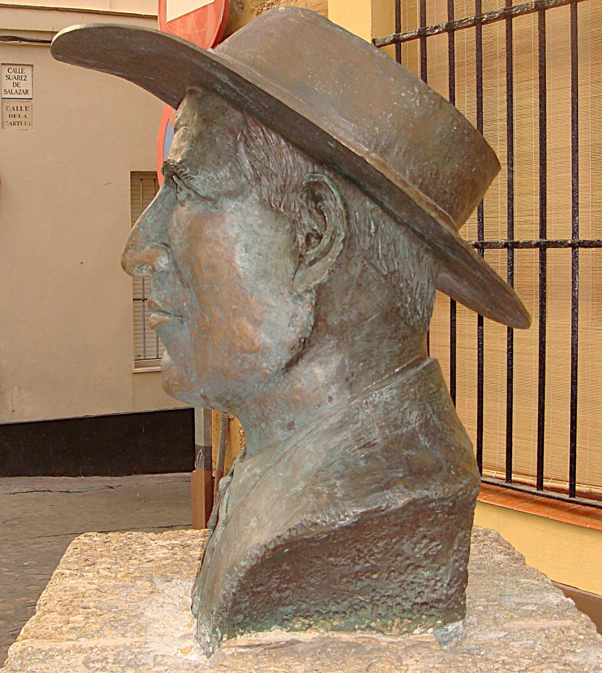 Busto a Enrique “el Mellizo”, vista lado derecho.