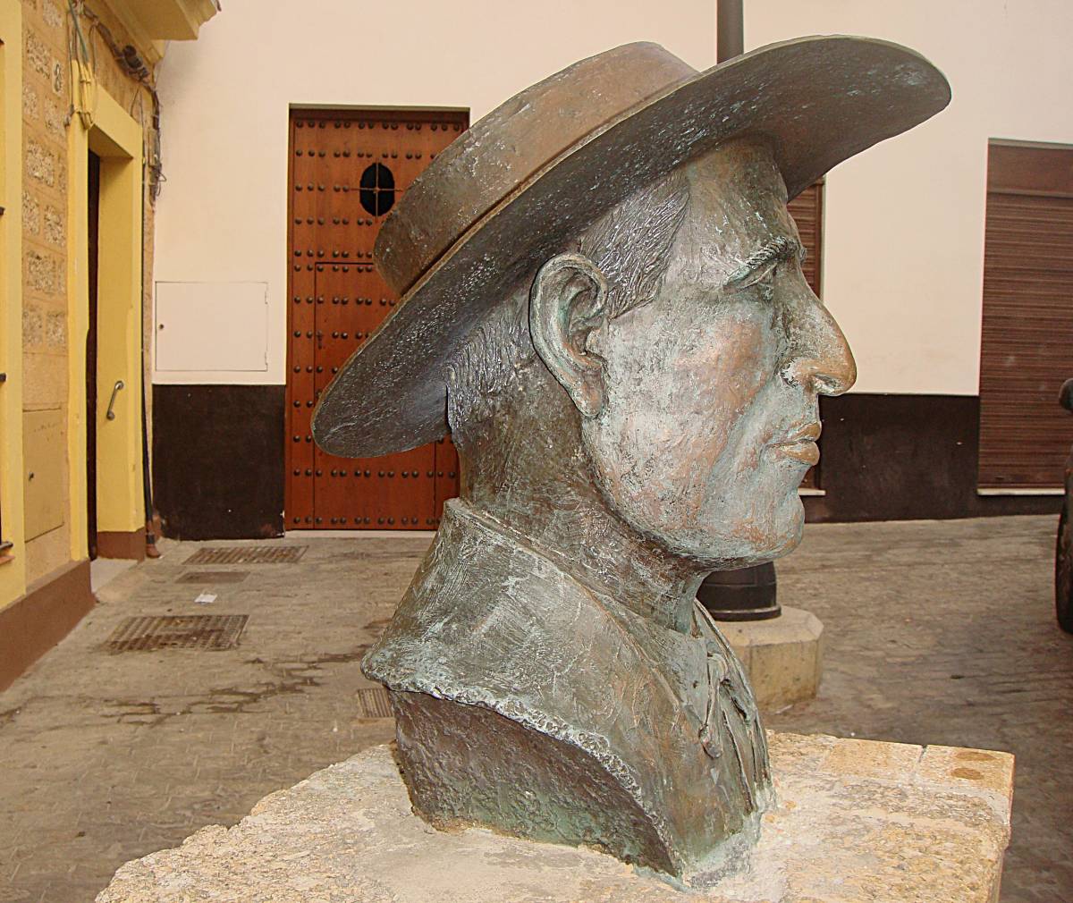 Busto a Enrique “el Mellizo”, vista lado izquierdo.