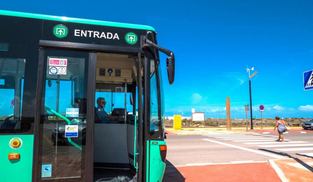 Del centro a plena orilla en solo 25 minutos: San Fernando refuerza el autobús gratuito a Camposoto de cara al verano