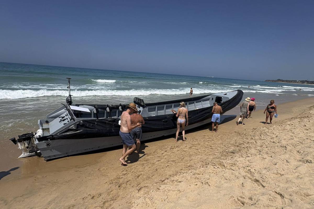 Pillados 'in fraganti' en Chiclana: roban parte de los motores de una narcolancha varada en plena playa