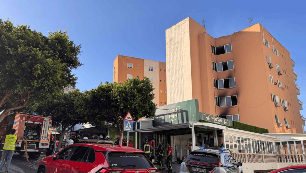 El edificio que ha salido ardiendo en Magaluf de madrugada. - 