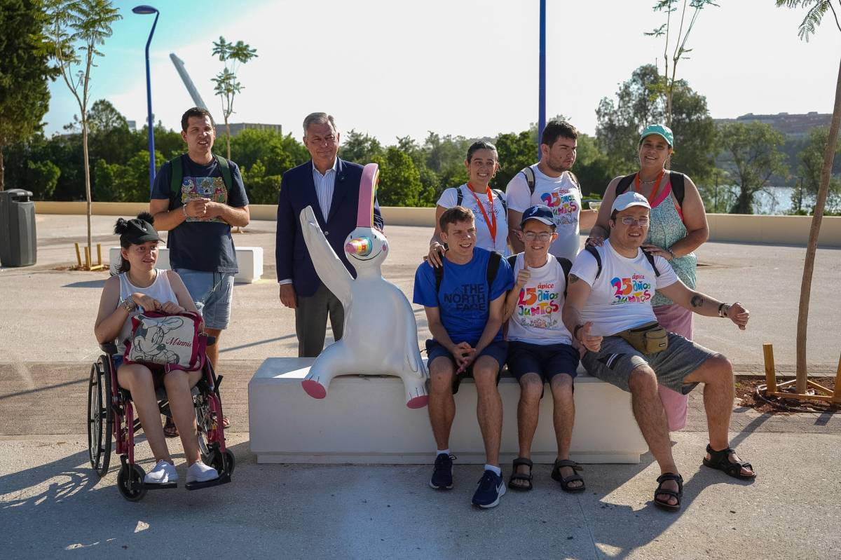 Sevilla ya tiene un banco para 'selfies' con el mismísimo Curro, mascota de la Expo 92