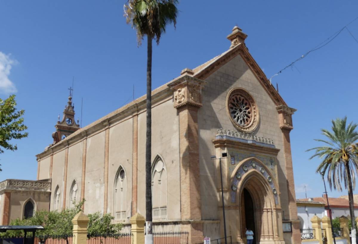 Niega la comunión a un cofrade por ser homosexual y a otros vecinos por vender preservativos: las polémicas del nuevo párroco de un pueblo sevillano
